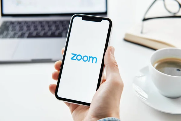 Тюмень, Россия - 25 марта 2020 года: ZOOM Cloud Meetings. Программное обеспечение для видеоконференций — стоковое фото