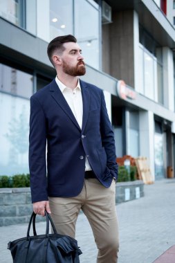 Klasik takım elbiseli çekici sakallı genç adam.