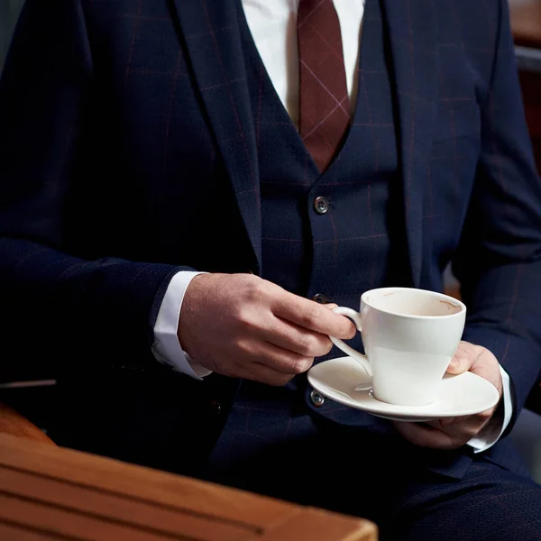 Stile business. Stile maschile. Uomo d'affari in giacca blu con una tazza di caffè — Foto Stock