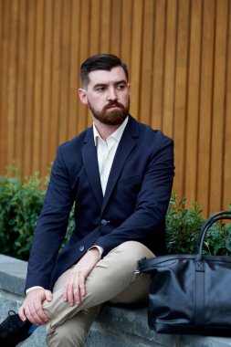Klasik takım elbiseli çekici sakallı genç adam.