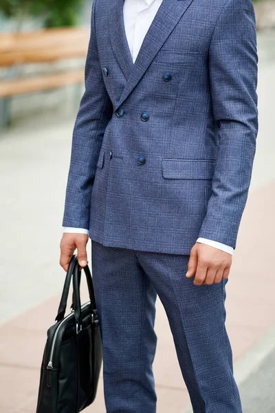 Atractivo joven barbudo en traje clásico. Elegancia y masculino —  Fotos de Stock