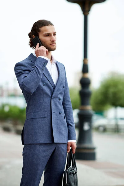 Atractivo joven barbudo en traje clásico con bolsa. Elegancia —  Fotos de Stock