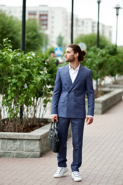 Attraente giovane barbuto in abito classico. Eleganza e maschile — Foto Stock