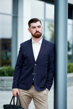 Klasik takım elbiseli çekici sakallı genç adam.