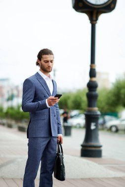 Klasik takım elbiseli çekici sakallı genç adam. Zarif.