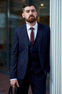 Klasik takım elbiseli çekici sakallı genç adam. Zarif ve erkek tarzı