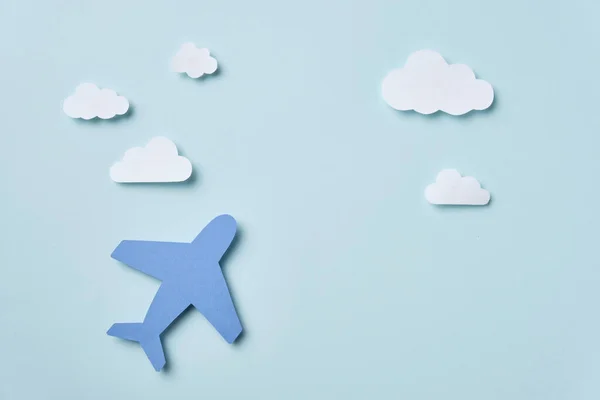 Renkli kağıttan el işi uçak ve bulutlar — Stok fotoğraf