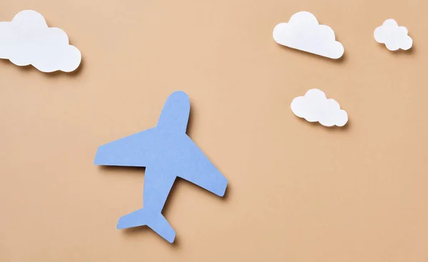 Renkli kağıttan el işi uçak ve bulutlar — Stok fotoğraf