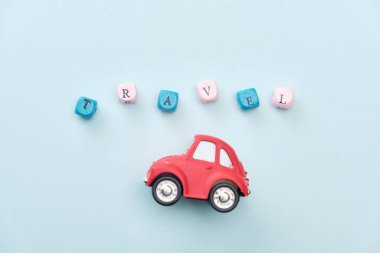 Renkli kağıt üzerinde eski bir araba. Kağıt kesiği.