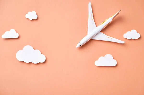 Modelo de avión y nubes. Volar en avión — Foto de Stock