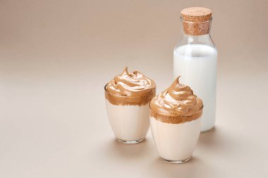 Dalgona kahvesi. Moda Kore kremalı kahvesi. Yumuşak bir içecek.