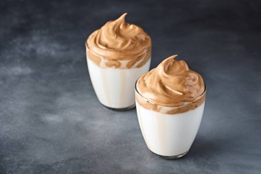 Dalgona kahvesi. Moda Kore kremalı kahvesi. Yumuşak bir içecek.