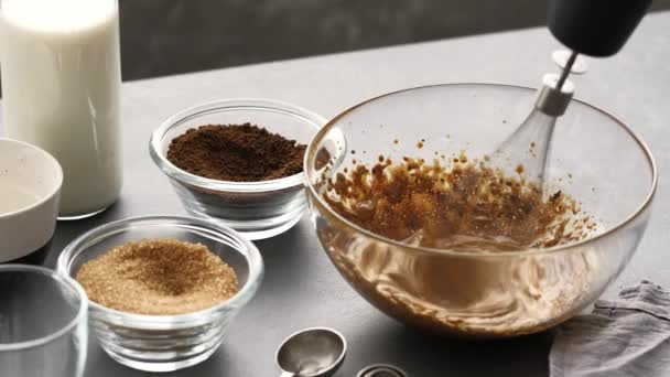 Dalgona kaffe. Matlagning vispat kaffe. Trendig koreansk dryck — Stockvideo