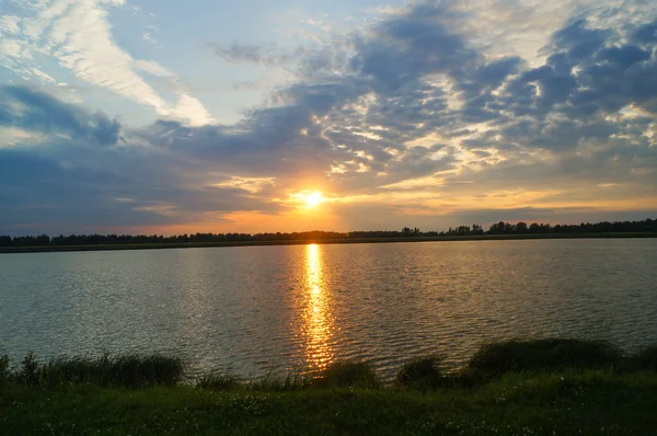 Piękny zachód słońca nad rzeką — Zdjęcie stockowe