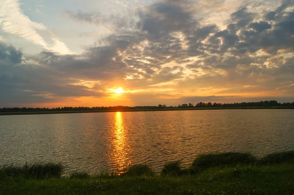 Bellissimo tramonto sul fiume Foto Stock