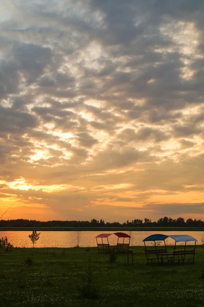 Piękny zachód słońca nad rzeką — Zdjęcie stockowe