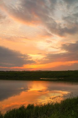 Nehir dikey arka plan üzerinde güzel gün batımı