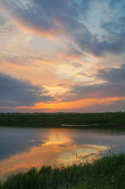 Nehir dikey arka plan üzerinde güzel gün batımı
