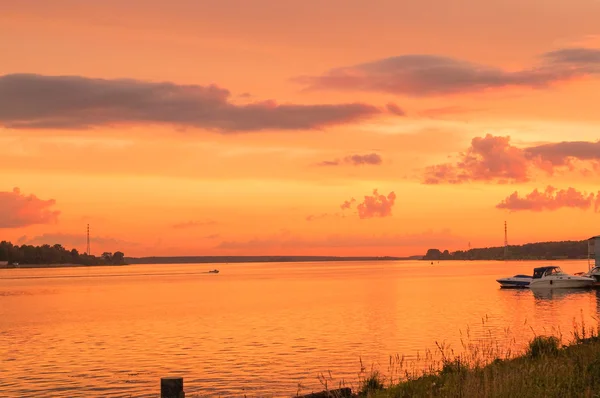 Buena puesta de sol naranja sobre el río — Foto de Stock
