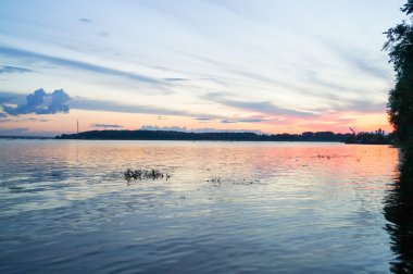 Nehirde güzel bir gün batımı