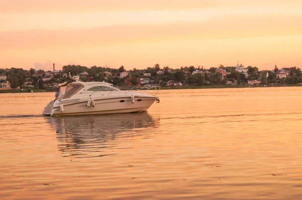 Yacht sul fiume al tramonto — Foto Stock