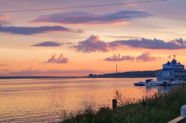Прекрасний захід сонця на річці — стокове фото