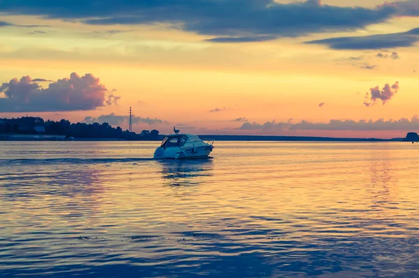 Яхта на річці на заході сонця — стокове фото