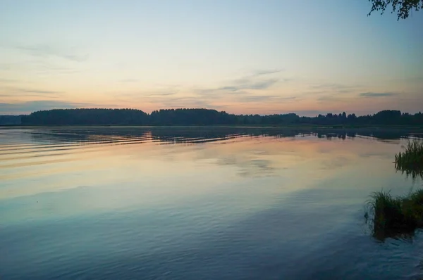 Krásná krajina: sky a řeky odráží — Stock fotografie