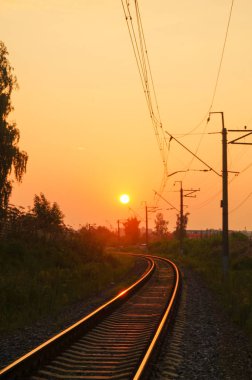 Demiryolu - demiryolu ile dikey güneş batımında