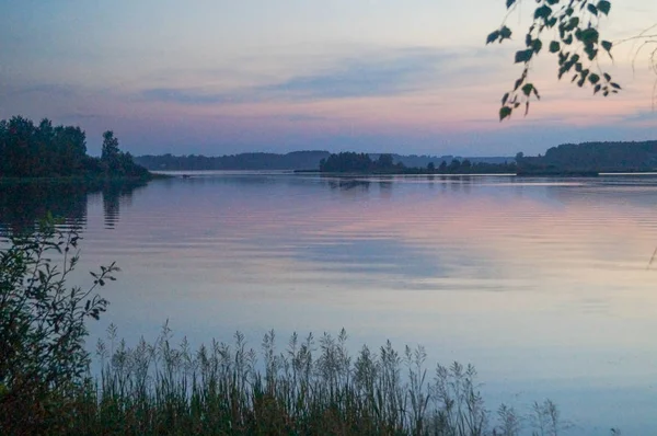 Прекрасний захід сонця на річці — стокове фото