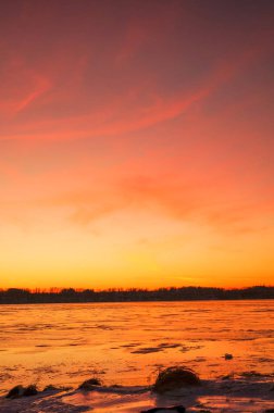 nehir üzerinde buz soğuk kış günbatımı