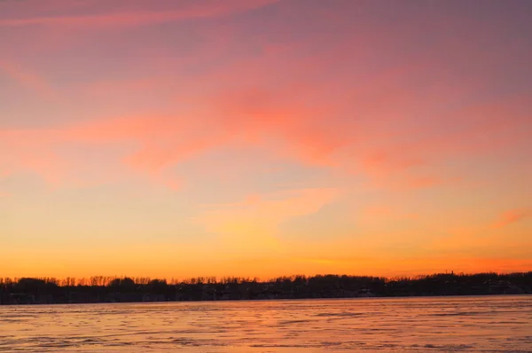 Gelo no rio no pôr-do-sol de inverno gelado — Fotografia de Stock