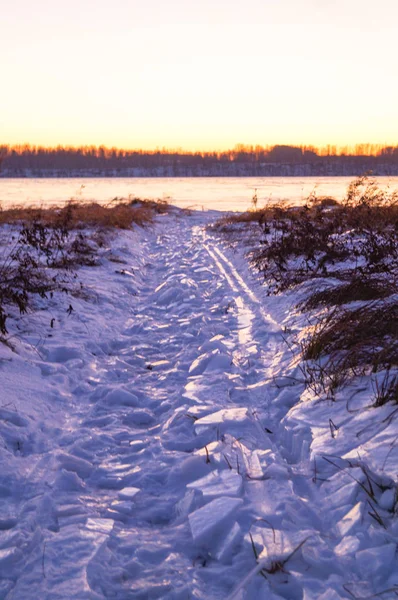 Scène avec sentier sur neige coucher de soleil — Photo