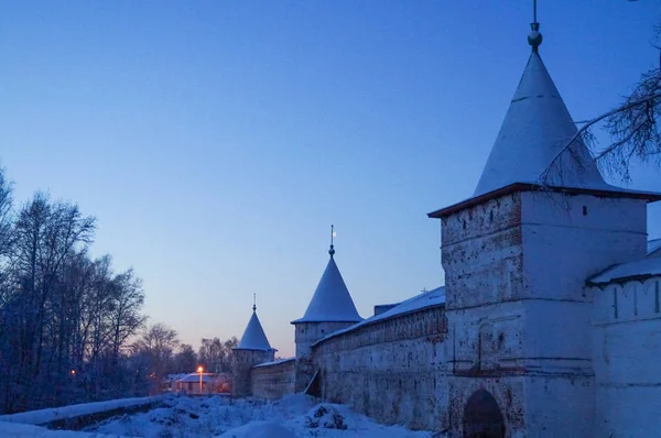 Klášter svaté Trojice Ipatiev při východu slunce v zimě — Stock fotografie