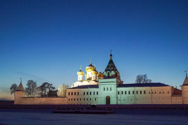 Ipatievsky Męski Klasztor Nad Kostroma Rosyjskiego Miasta Kostroma Zimowy Wieczór — Zdjęcie stockowe