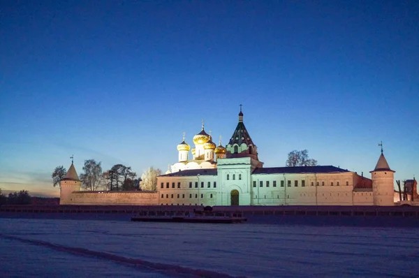 Ipatievsky mužský klášter na břehu řeky Kostroma ve starém ruském městě — Stock fotografie