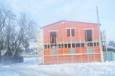 Kış aylarında inşaat altında kırmızı ev