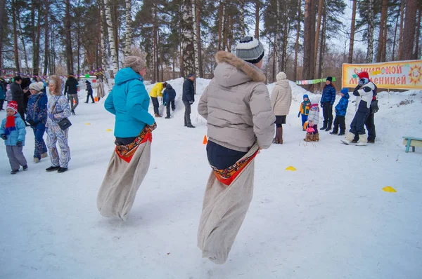 Kostroma, Rusya 26 Şubat 2017: Çocuklar Maslenitsa krep hafta - tamamen Rus tatil kutlamak