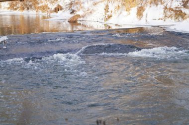 Bahar, Nehri üzerinde buz erir. Yansıma su içinde ağaç. akşam ormanda. Güneş ışınları ve renkli bulutlar. Sel. Kar ve buz Nehri üzerinde bir görünüm aşağıdan. Erken ilkbahar yaz.