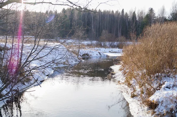 Printemps, la glace fond sur la rivière — Photo