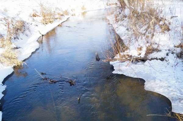 Bahar, buz erir Nehri üzerinde