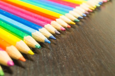 Ahşap oyun tahtası çapraz gökkuşağı renklerinin renkli kalemler