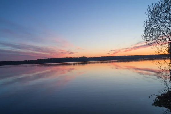 A beautiful golden sunset on the river — Stock Photo, Image