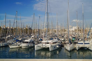 Yelkenli gemiler ve yatlar moored liman barcelona, İspanya