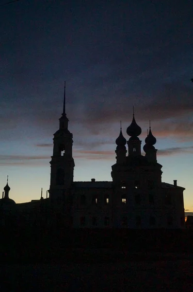 Sziluettjét az egyház ellen a naplemente — Stock Fotó