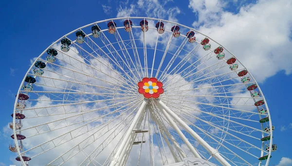 Vooraanzicht Een kleurrijke reuzenrad blauwe lucht — Stockfoto