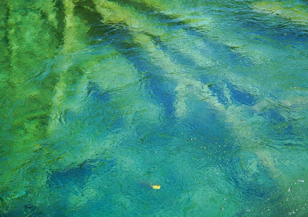 Bela água verde azul em um dia ensolarado no lago em Plitvice — Fotografia de Stock