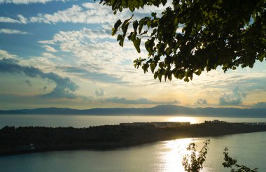Adriyatik Denizi manzaralı güzel bir Hırvat kıyı günbatımı.