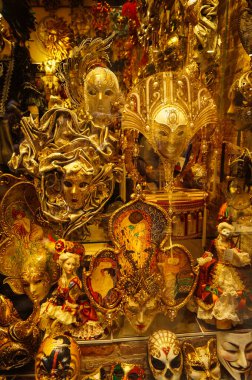 Venedik maskeli mağaza önü. Kağıt mache altın maskeli Venedik.