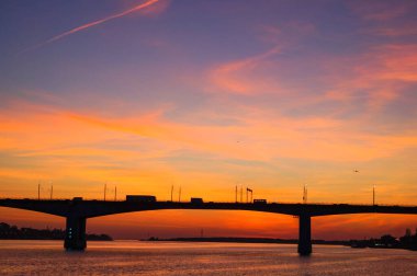 Volga nehri üzerinde güzel turuncu ve pembe gün batımı.